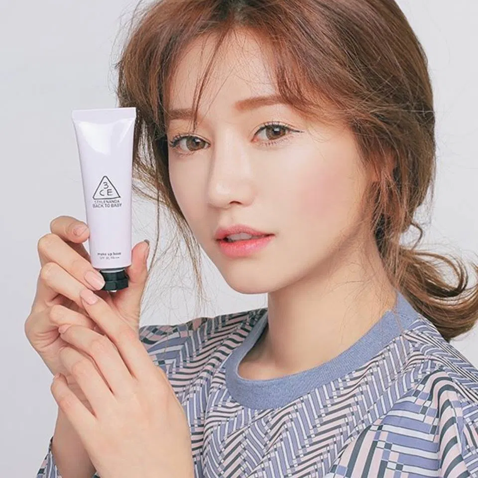 Thoa kem lót là bước đầu tiên trong trang điểm (ảnh: internet)