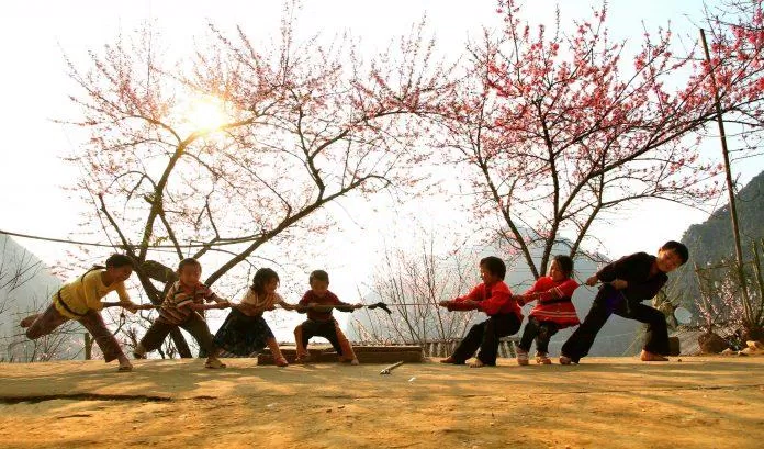 Động tác kéo vật nặng hay kéo co như thế này cần dùng tới các cơ tay và cơ lưng rất nhiều (Ảnh: Internet). Động tác kéo vật nặng hay kéo co như thế này cần dùng tới các cơ tay và cơ lưng rất nhiều (Ảnh: Internet).