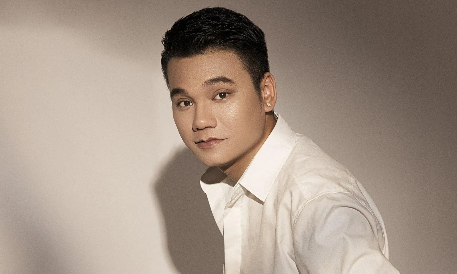 Khắc Việt là đại diện cho thế hệ nhạc sĩ trẻ đầy tài năng và sáng tạo (Ảnh: Internet). Khắc Việt là đại diện cho thế hệ nhạc sĩ trẻ đầy tài năng và sáng tạo (Ảnh: Internet).