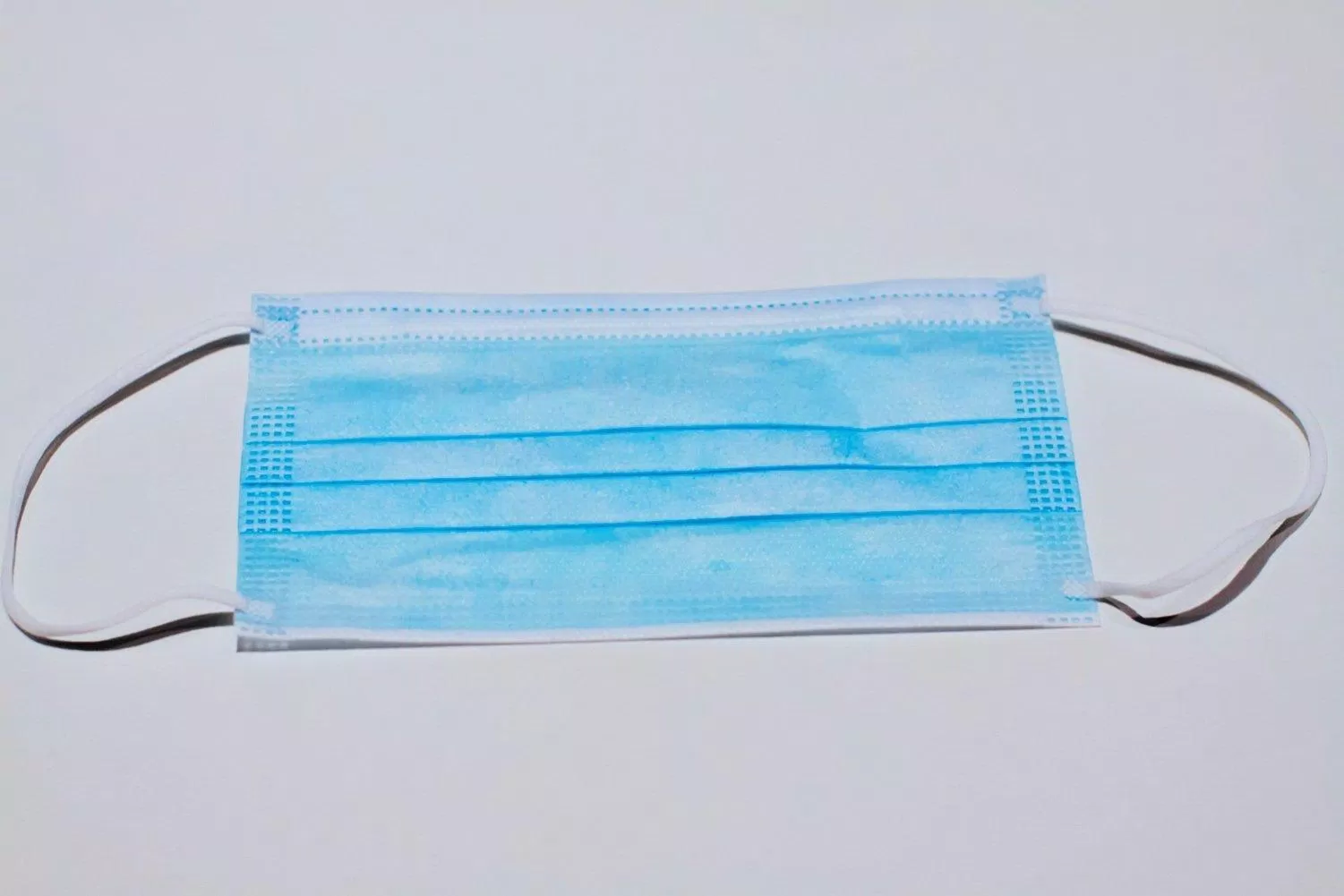 Chiếc khẩu trang thân thuộc có thể là nguồn gây ra mùi hôi (Ảnh: Internet). Chiếc khẩu trang thân thuộc có thể là nguồn gây ra mùi hôi (Ảnh: Internet).