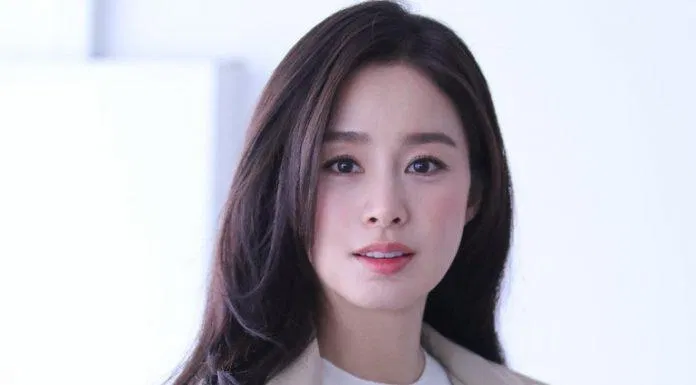 Kim Tae Hee đã lọt vào mắt xanh của đại diện công ty quảng cáo khi đang trên chuyến tàu điện ngầm đến trường. (Ảnh: Internet) Kim Tae Hee đã lọt vào mắt xanh của đại diện công ty quảng cáo khi đang trên chuyến tàu điện ngầm đến trường. (Ảnh: Internet)