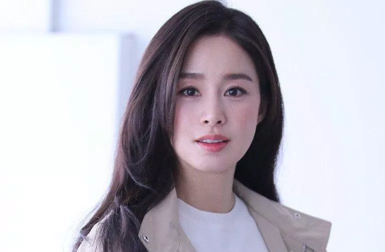 Kim Tae Hee đã lọt vào mắt xanh của đại diện công ty quảng cáo khi đang trên chuyến tàu điện ngầm đến trường. (Ảnh: Internet) Kim Tae Hee đã lọt vào mắt xanh của đại diện công ty quảng cáo khi đang trên chuyến tàu điện ngầm đến trường. (Ảnh: Internet)