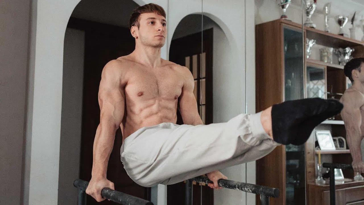 L-sit hay V-sit cũng phải thẳng chân như này mới là chuẩn nhé (Ảnh: Internet). L-sit hay V-sit cũng phải thẳng chân như này mới là chuẩn nhé (Ảnh: Internet).