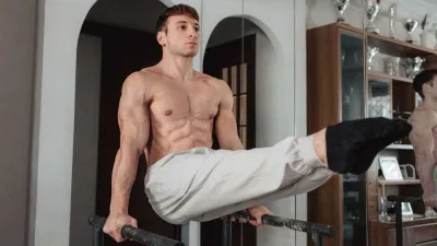 L-sit hay V-sit cũng phải thẳng chân như này mới là chuẩn nhé (Ảnh: Internet). L-sit hay V-sit cũng phải thẳng chân như này mới là chuẩn nhé (Ảnh: Internet).