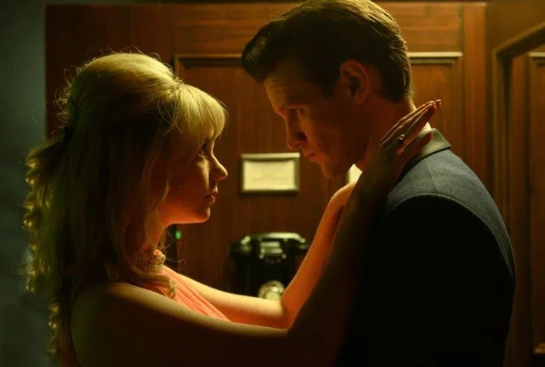 Dù là phim kinh dị nhưng Last Night in Soho vẫn có những cảnh quay lãng mạn như thế này (Ảnh: Internet). Dù là phim kinh dị nhưng Last Night in Soho vẫn có những cảnh quay lãng mạn như thế này (Ảnh: Internet).