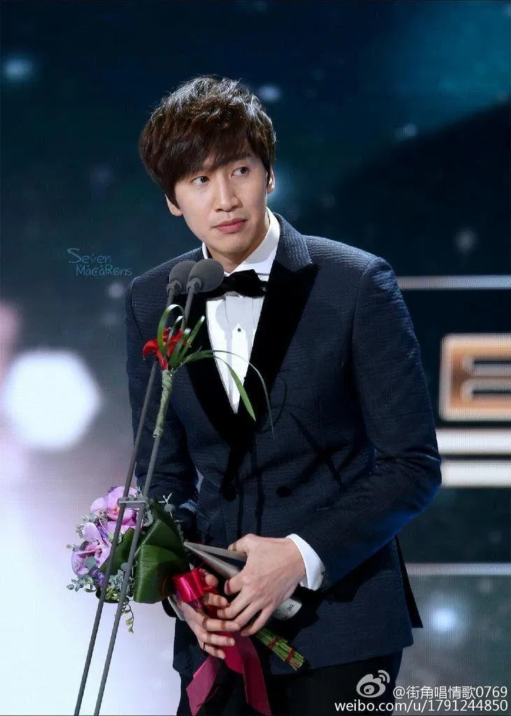 Lee Kwang Soo nhận giải nghệ sĩ xuất sắc nhất năm . ( Ảnh : Internet ) Lee Kwang Soo nhận giải nghệ sĩ xuất sắc nhất năm . ( Ảnh : Internet )