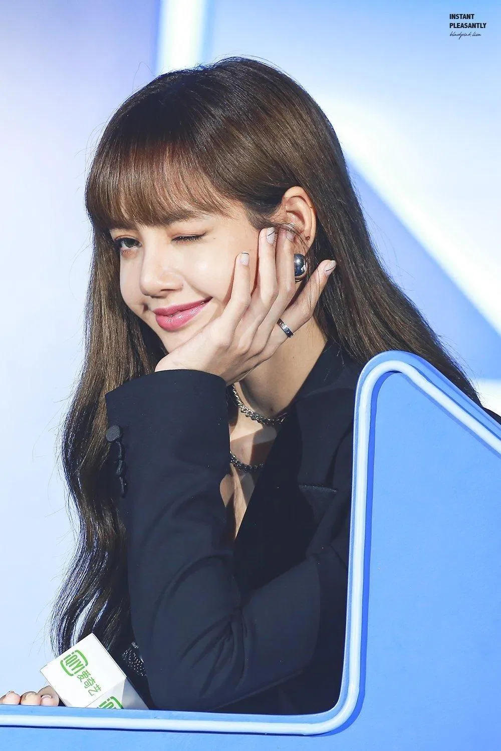 Lisa ghi điểm nhờ sự chăm chỉ, chuyên nghiệp và dịu dàng của mình Lisa ghi điểm nhờ sự chăm chỉ, chuyên nghiệp và dịu dàng của mình