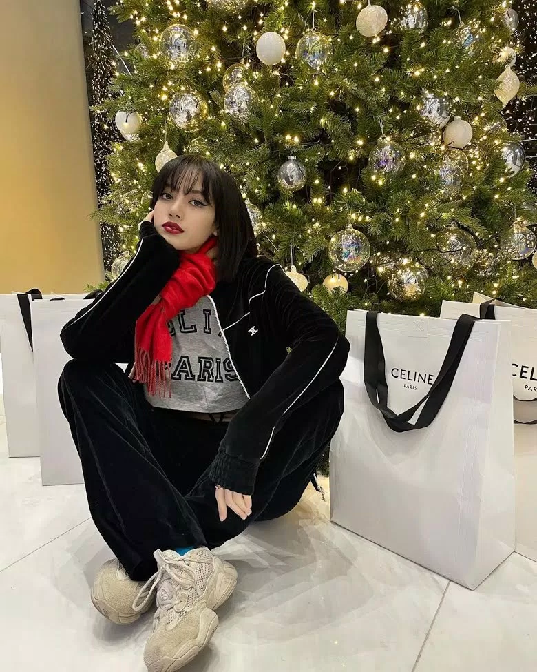 Lisa tươi tắn bên cây thông noel