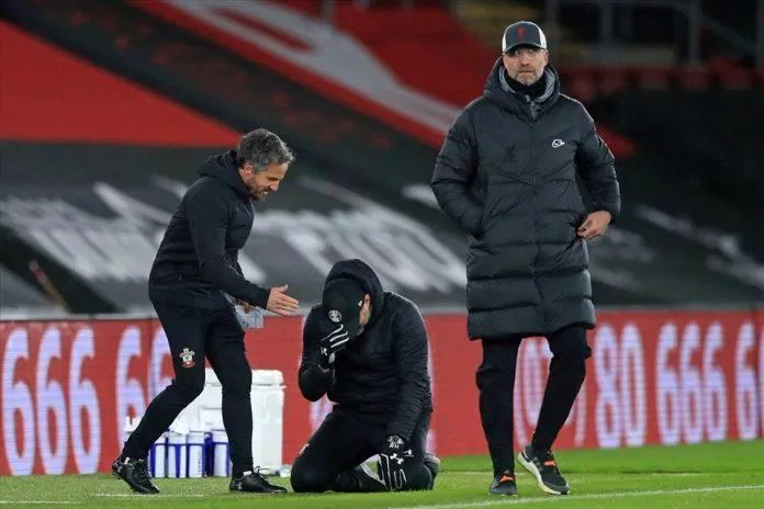 HLV Ralph Hasenhüttl rơi lệ khi Southampton đánh bại Liverpool (Ảnh: Internet)