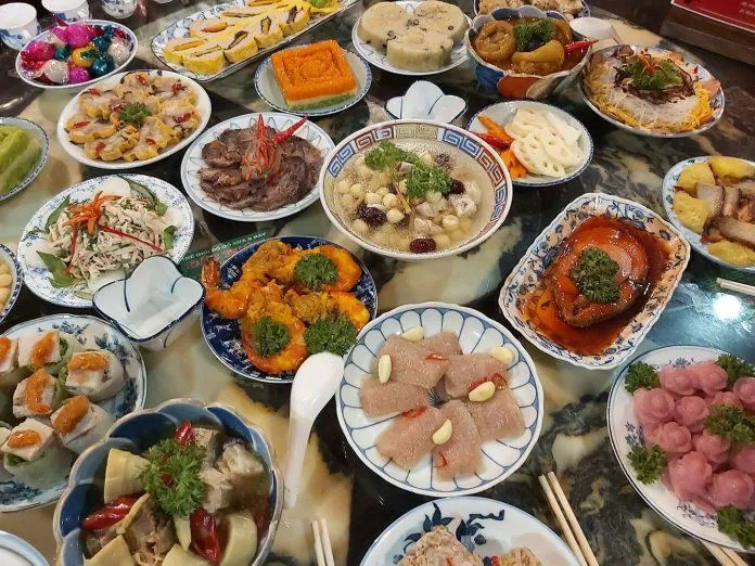 Các món ăn ngày tết rất ngon và nhiều dưỡng chất, nhưng cũng dễ gây đầy bụng khó tiêu (Ảnh: Internet). Các món ăn ngày tết rất ngon và nhiều dưỡng chất, nhưng cũng dễ gây đầy bụng khó tiêu (Ảnh: Internet).