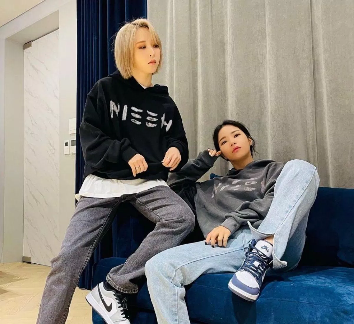 Ngay cả các thành viên Mamamoo cũng lăng xê mẫu áo nỉ của Nieeh. (Anh: Internet)