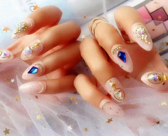 Mẫu nail đính đá đẹp cho Tết 2021. (Ảnh: Internet)