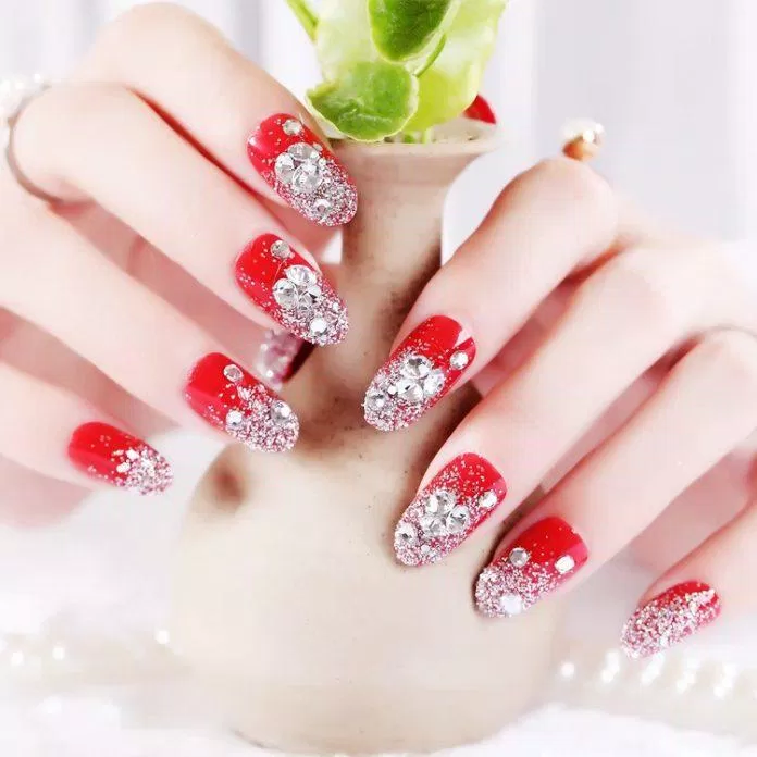 Mẫu nail đính đá đẹp cho Tết 2021. (Ảnh: Internet)