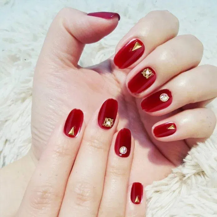 Mẫu nail Tết 2023 màu đỏ may mắn (Ảnh: Internet)