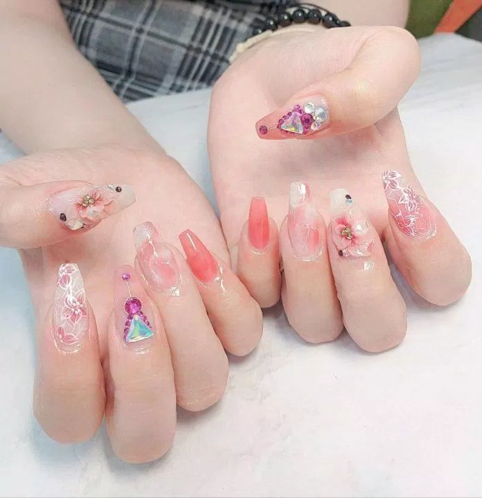 Mẫu nail đính đá đẹp cho Tết 2021. (Ảnh: Internet)