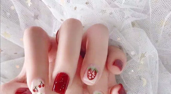 Mẫu nail xinh chơi Tết với hình cherry, dâu tây đáng yêu. (ảnh: Internet)