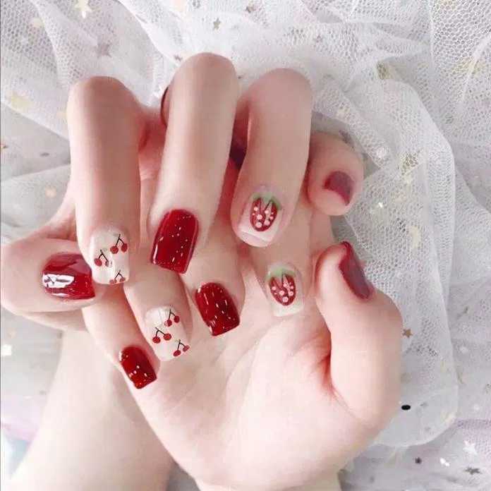 Mẫu nail xinh chơi Tết với hình cherry, dâu tây đáng yêu. (ảnh: Internet)