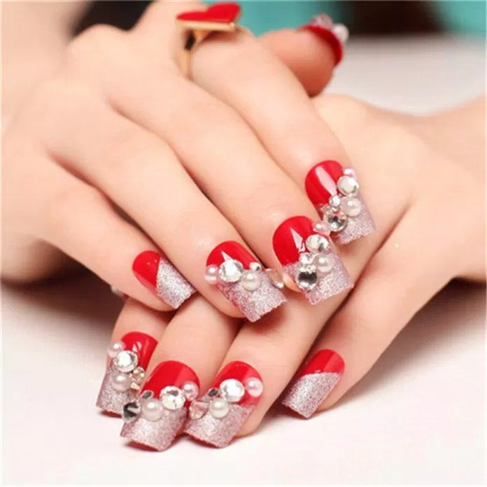 Mẫu nail đính đá đẹp cho Tết 2021. (Ảnh: Internet)