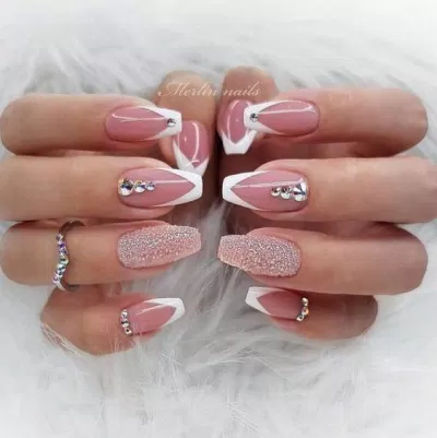 Mẫu nail đẹp với màu hồng - trắng nữ tính đính đá nhẹ nhàng. (ảnh: Internet)