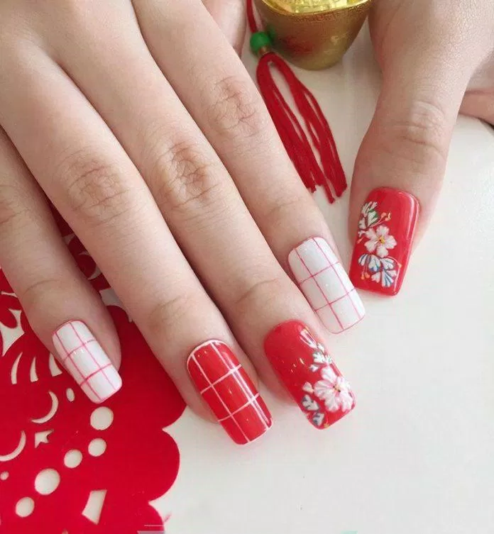 Mẫu nail màu đỏ vẽ hoa đẹp cho Tết 2021. (Ảnh: Internet)