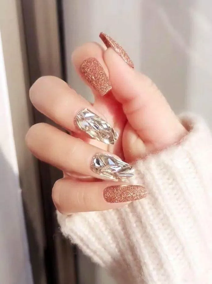 Mẫu nail đính đá đẹp cho Tết 2021. (Ảnh: Internet)