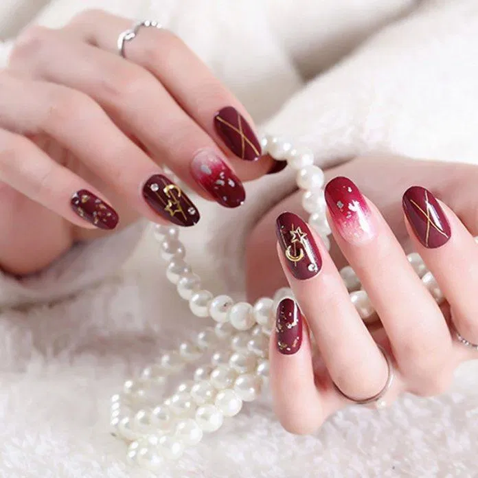 Mẫu nail Tết 2023 màu đỏ may mắn (Ảnh: Internet)