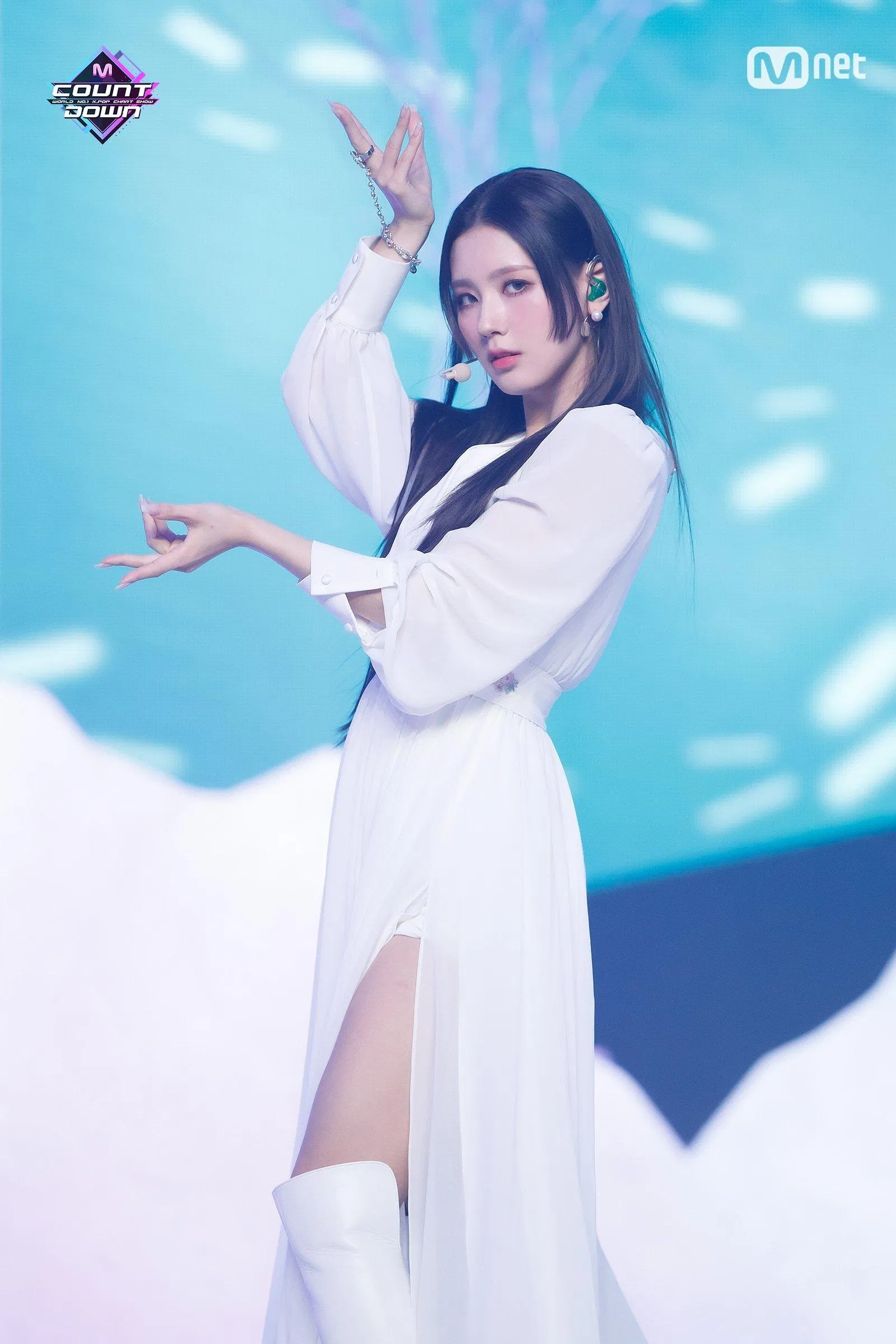 Miyeon lung linh trên sân khấu comeback "Hwaa". (Nguồn: Internet)