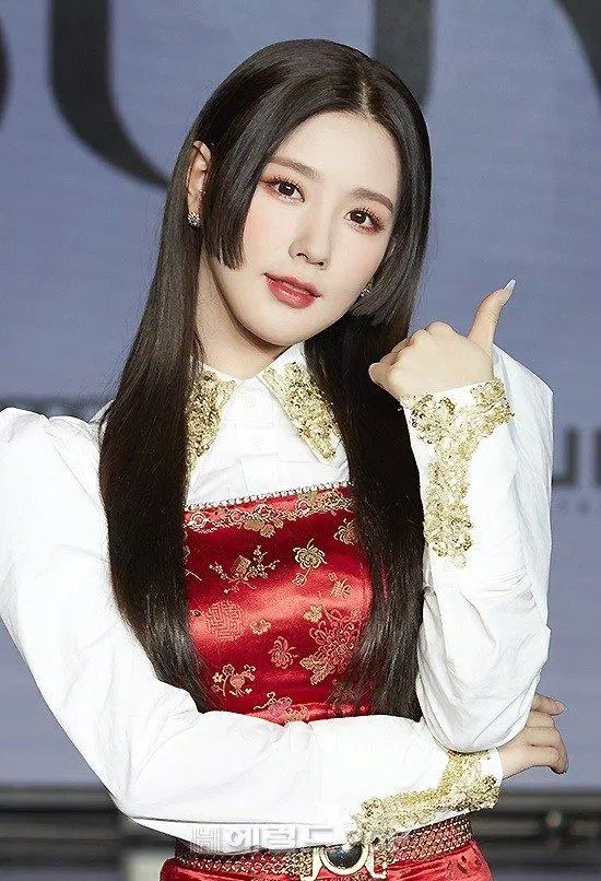 Miyeon xuất hiện lộng lẫy trong buổi họp báo trước giờ comeback. (Nguồn: Internet)
