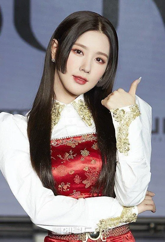 Miyeon xuất hiện lộng lẫy trong buổi họp báo trước giờ comeback. (Nguồn: Internet)