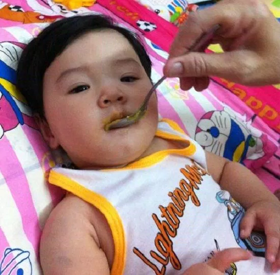 Thói quen mớm cơm cho trẻ dễ làm lây các bệnh về đường tiêu hóa (Nguồn: Internet). Thói quen mớm cơm cho trẻ dễ làm lây các bệnh về đường tiêu hóa (Nguồn: Internet).