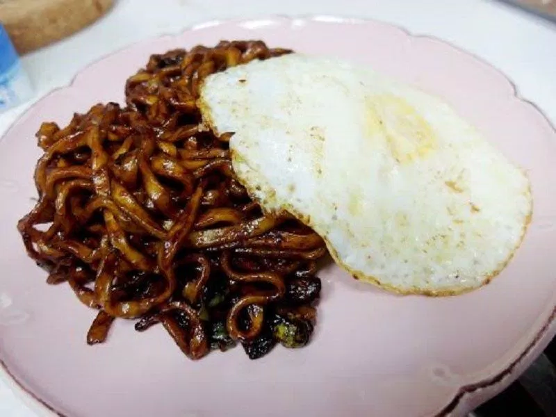 Món Jjajangmyeon do Jin tự tay làm (Ảnh: Internet)