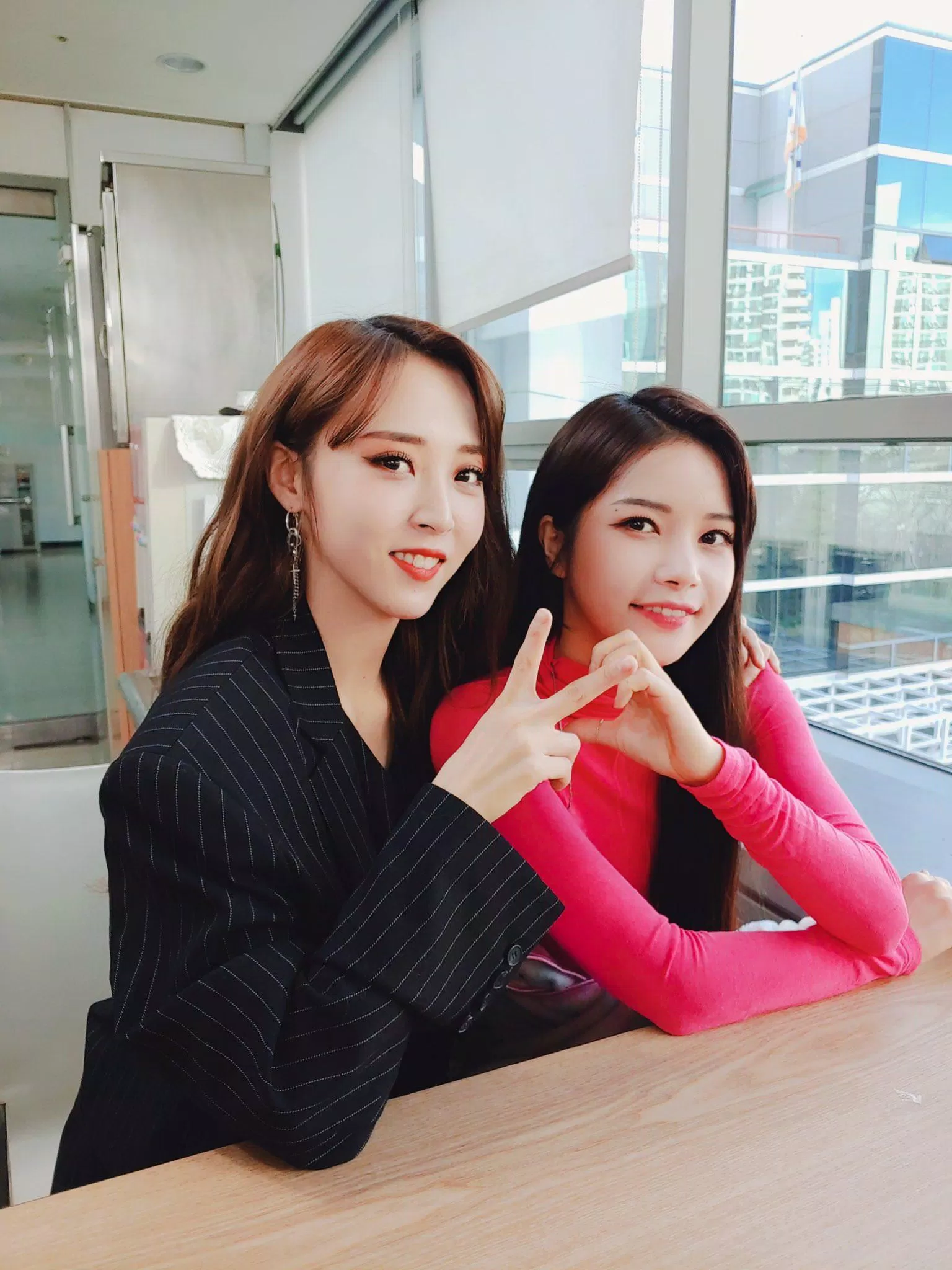 Moonbyul (bên trái) và Solar (bên phải). (Ảnh: Internet)