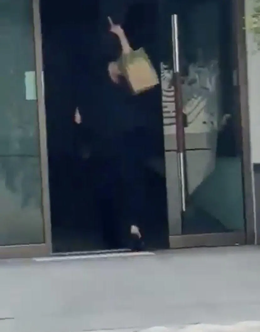 Yuta làm hành động "đưa ngón tay giữa" (Ảnh: Internet)