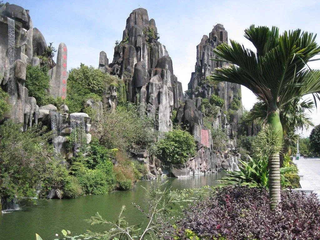 Núi Ngũ Hành Sơn gồm 6 ngọn núi đá vôi: Kim Sơn, Thủy Sơn, Hỏa Sơn, Mộc Sơn, Thổ Sơn (Nguồn: Internet).