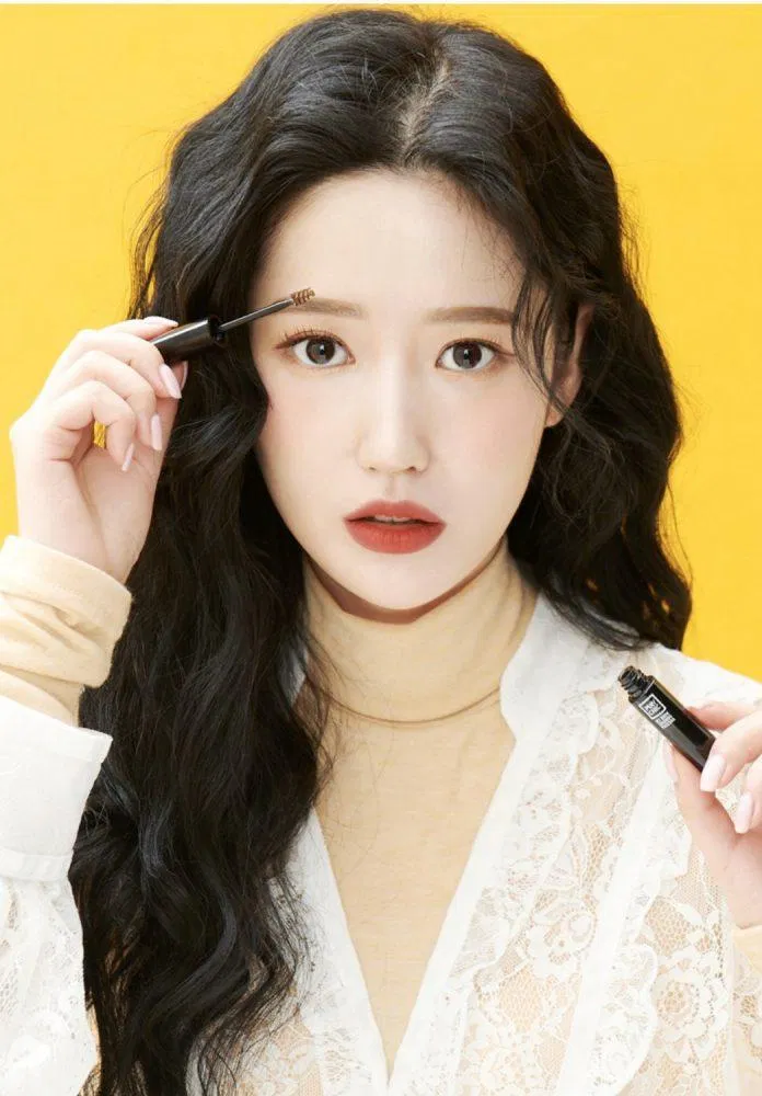 Nhuộm mày bằng mascara không còn là chuyện lạ đối với các nàng thích làm đẹp (ảnh: internet)