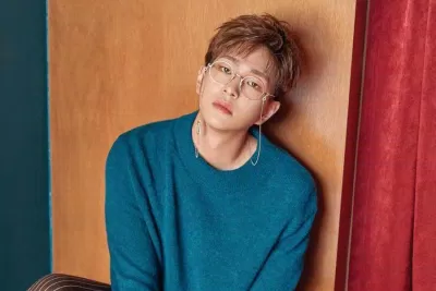 Giống với Key, Onew cũng nói được tiếng Anh, tiếng Nhật và tiếng Quan Thoại. (Ảnh: Internet) Giống với Key, Onew cũng nói được tiếng Anh, tiếng Nhật và tiếng Quan Thoại. (Ảnh: Internet)