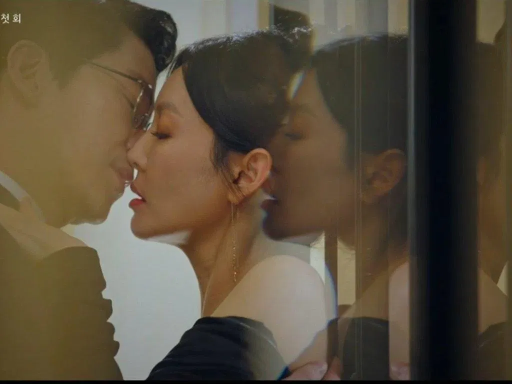 Đứng trước những dục vọng, con người dần bộc