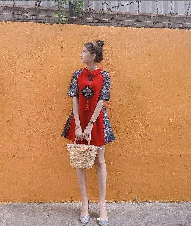 Áo dài ngắn trên gối mà vẫn trang nhã nhẹ nhàng(Nguồn: BlogAnChoi)