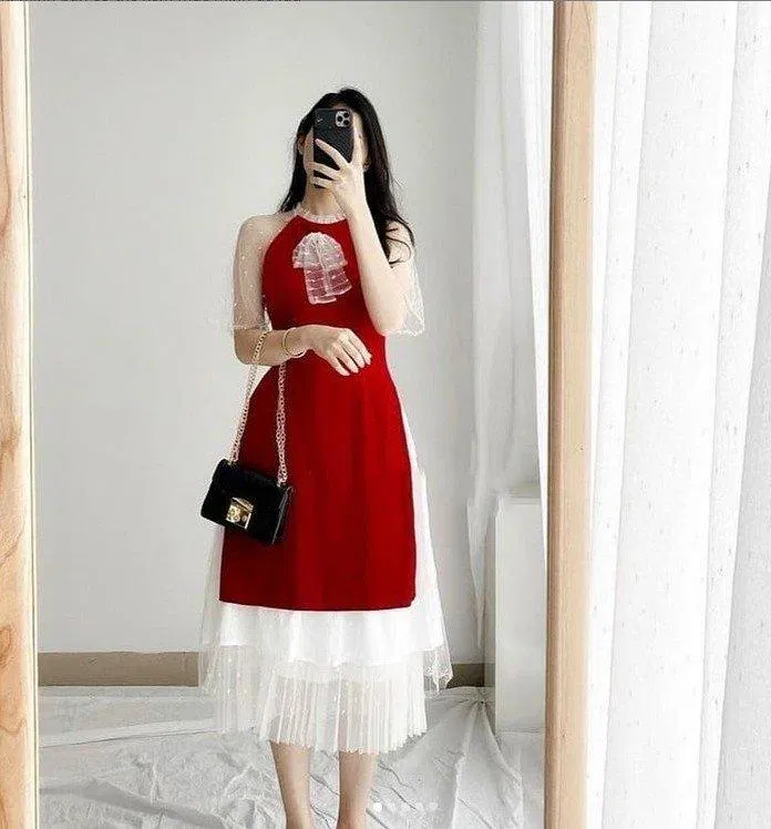 Áo dài phối ren ở tay đi cùng với chân váy vừa hiện đại vừa nữ tính (Nguồn: BlogAnChoi)