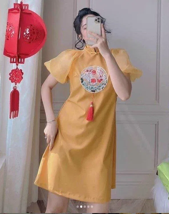 Áo dài ngắn tay kết hợp với họa tiết thêu nổi bật (Nguồn: BlogAnChoi)