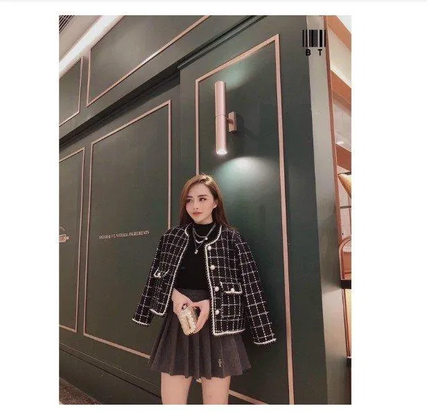 Áo khoác tweed đi với chân váy xòe đơn giản nhưng thu hút (Nguồn: BlogAnChoi) Áo khoác tweed đi với chân váy xòe đơn giản nhưng thu hút (Nguồn: BlogAnChoi)
