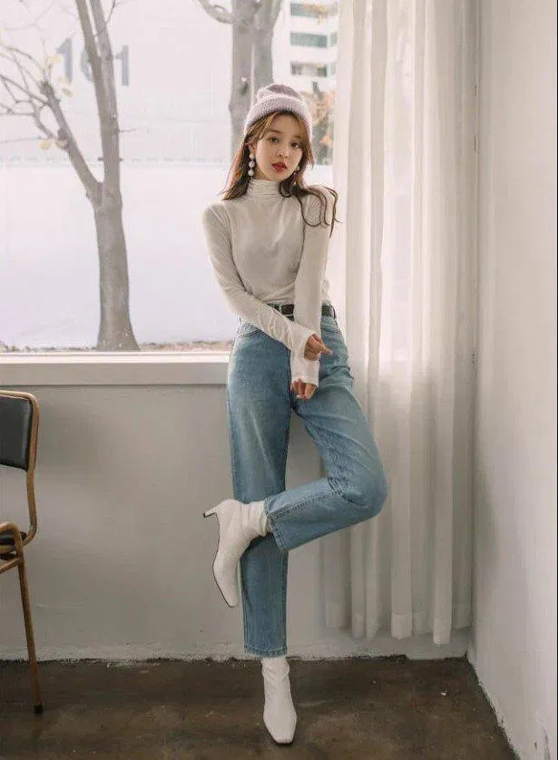 Áo cổ lọ mix với quần jean là set đồ không bao giờ lỗi mốt (Nguồn: Internet) Áo cổ lọ mix với quần jean là set đồ không bao giờ lỗi mốt (Nguồn: Internet)