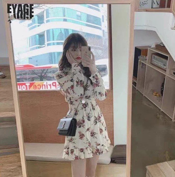 Váy hoa bản to vừa phải không hề khiến nàng bị già tí nào (Nguồn: BlogAnChoi)