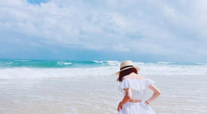 Chỉ với một chiếc nón cói cùng bộ đầm suông dài, bạn đã có một tấm ảnh cực lung linh trên bãi biển (ảnh: internet)
