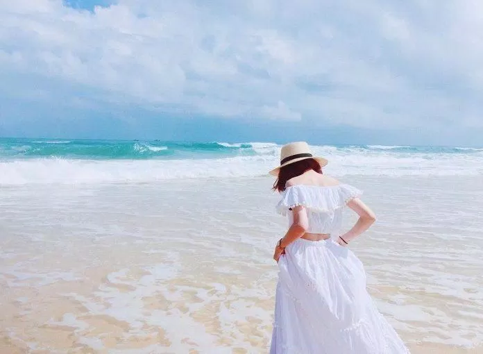 Chỉ với một chiếc nón cói cùng bộ đầm suông dài, bạn đã có một tấm ảnh cực lung linh trên bãi biển (ảnh: internet)