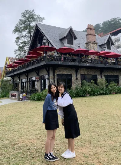 Ảnh chụp trước quán Rock Cafe (Nguồn: BlogAnChoi).