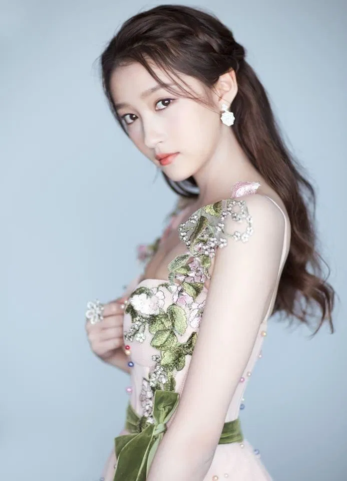 Trong lứa tiểu hoa sau 95, Quan Hiểu Đồng đã nổi tiếng từ sớm. (Nguồn: Internet) Trong lứa tiểu hoa sau 95, Quan Hiểu Đồng đã nổi tiếng từ sớm. (Nguồn: Internet)