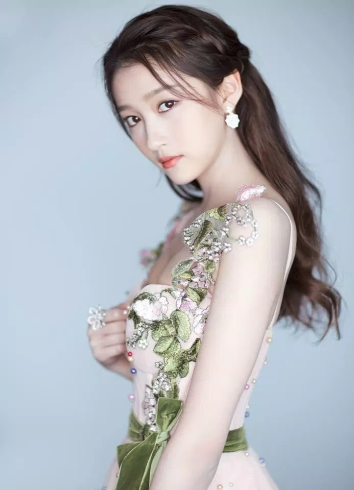 Trong lứa tiểu hoa sau 95, Quan Hiểu Đồng đã nổi tiếng từ sớm. (Nguồn: Internet) Trong lứa tiểu hoa sau 95, Quan Hiểu Đồng đã nổi tiếng từ sớm. (Nguồn: Internet)