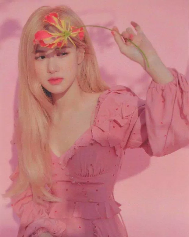 Rosé xinh như công chúa với mái tóc vàng. (Nguồn: Internet) Rosé xinh như công chúa với mái tóc vàng. (Nguồn: Internet)