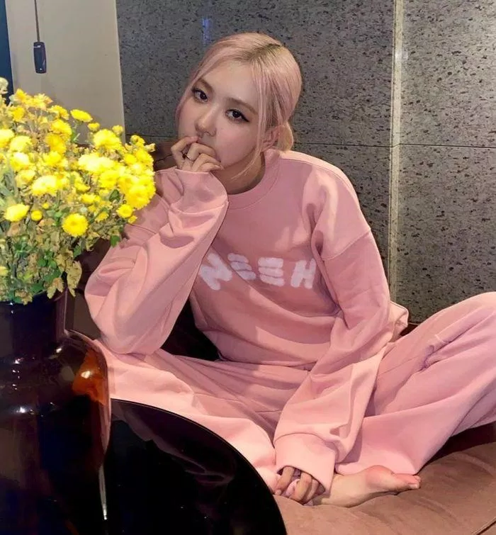 Rose BLACKPINK trong một thiết kế khác của Nieeh. (Ảnh: Internet)